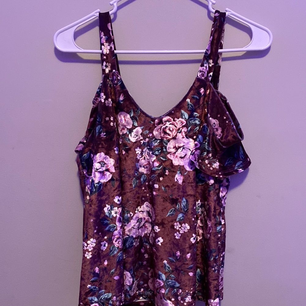 It is a a reddish, pinkish color with pink flowers and greenish Kalish leaves. I